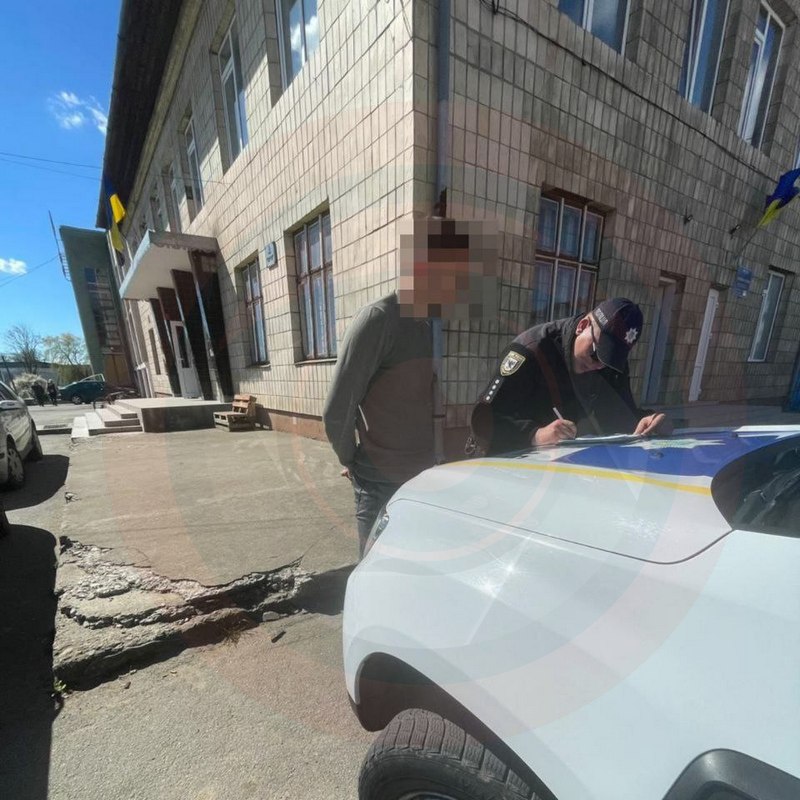 Поліцейські розшукали водія, який у Коломиї врізався в дерево і втік з місця ДТП