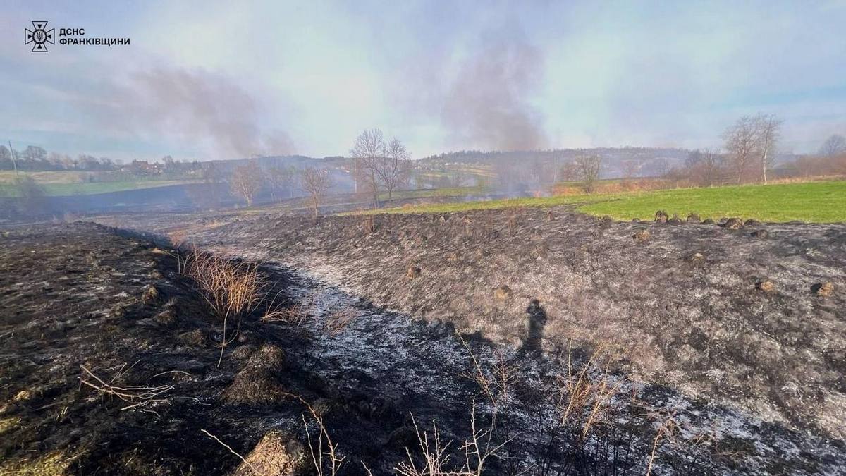В Яремче згоріло 1,5 гектари сухотрав'я, а в Уторопах - 1 га