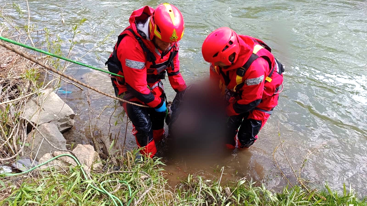 На Прикарпатті рятувальники двічі діставали з водойм загиблих чоловіків