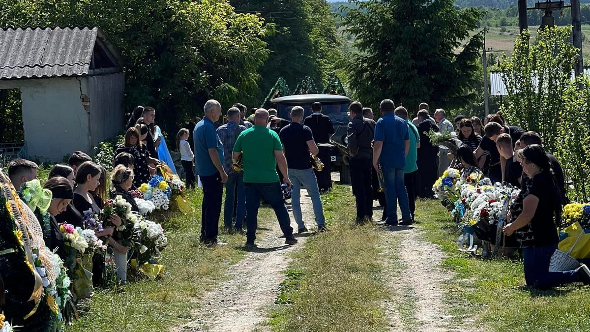 На Прикарпатті громада провела в останню дорогу Героя Тараса Жибака