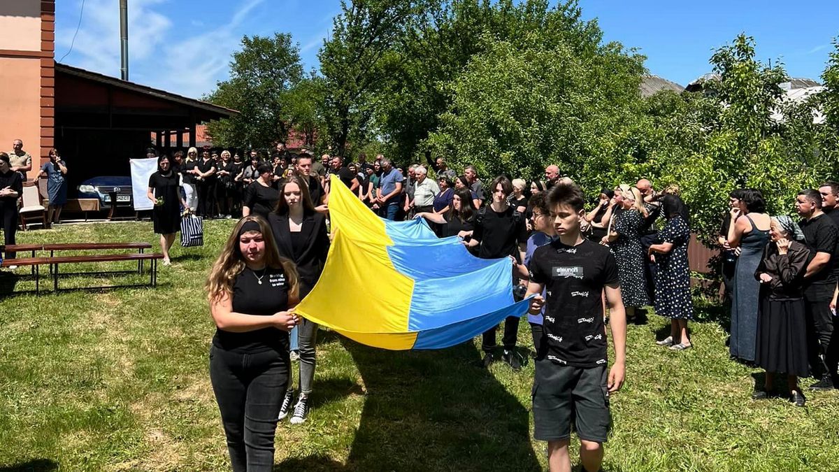 На Прикарпатті громада провела в останню дорогу Героя Тараса Жибака