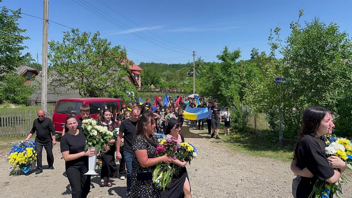 На Прикарпатті громада провела в останню дорогу Героя Тараса Жибака