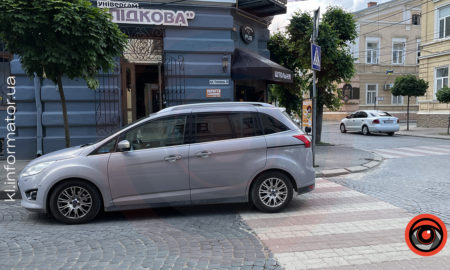 Водій у Коломиї автомобілем майже повністю перегородив пішохідний перехід