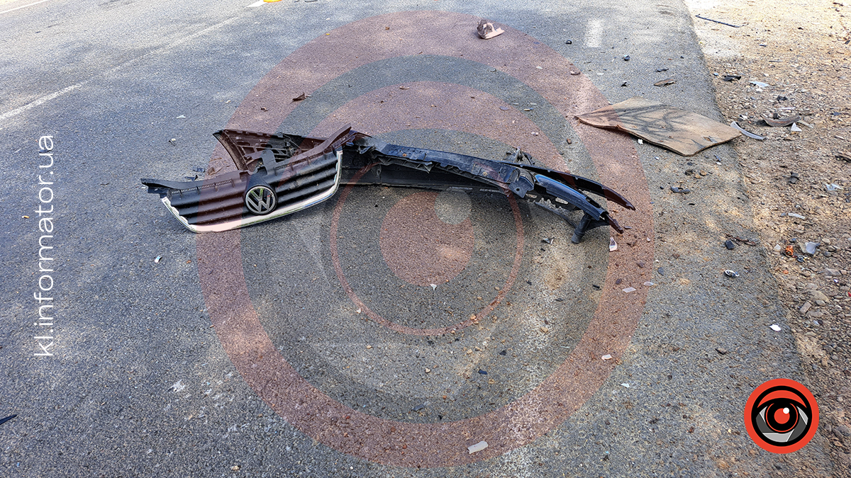 На Прикарпатті сталась ДТП: від удару автомобіль відкинуло з дороги