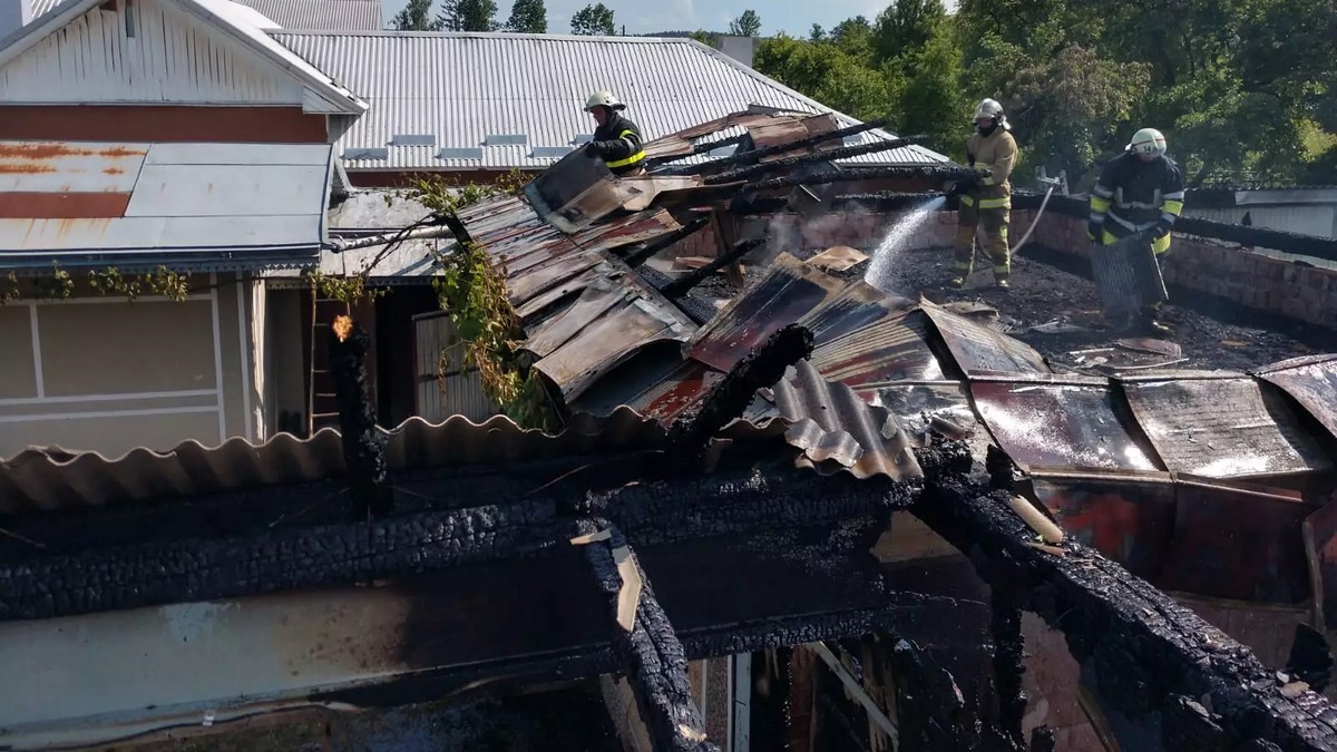 Два житлових будинки та господарська будівля ледь не згоріли на Косівщині