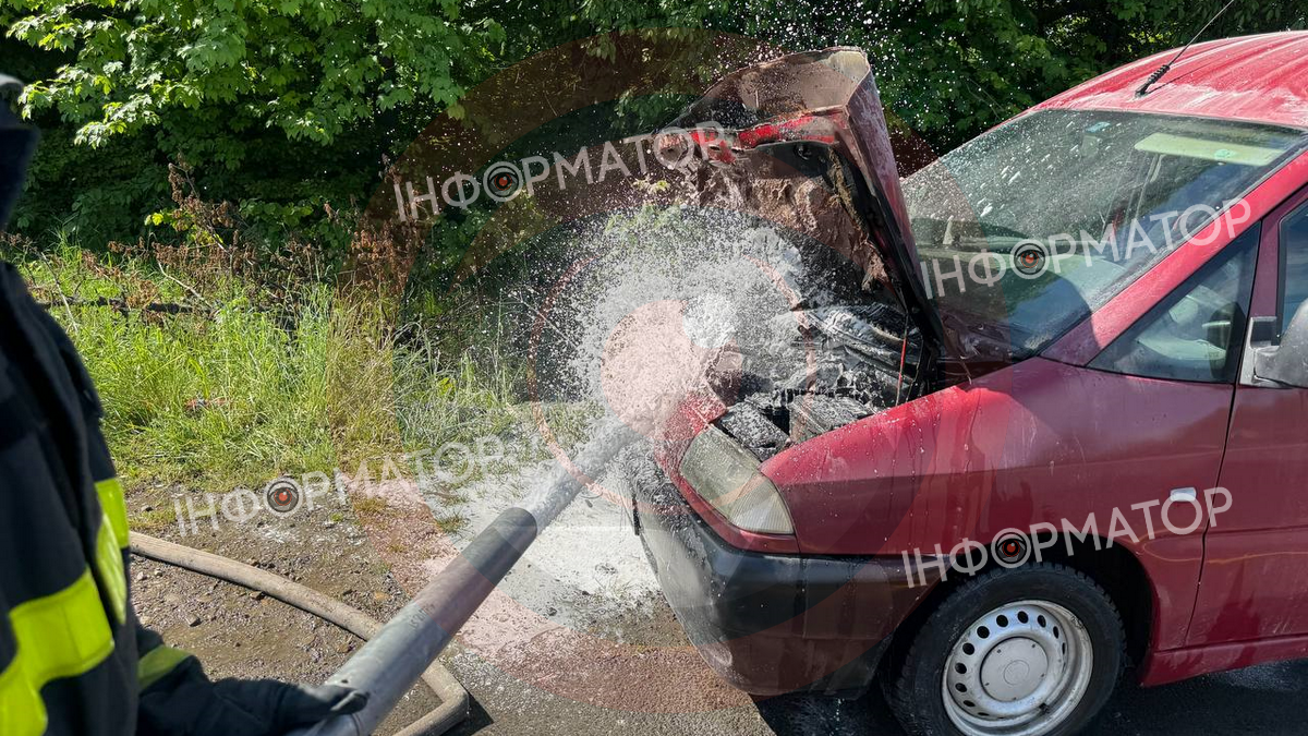 На Снятинщині посеред дороги загорівся автомобіль. ФОТО