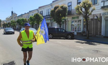 У Коломиї чоловік біжить марафон на підтримку 10 бригади | ВІДЕО