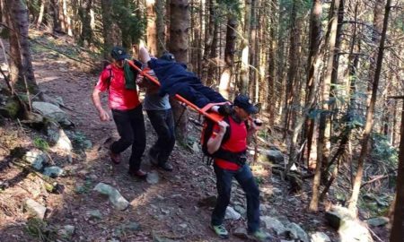 Рятувальникам довелося зносити туриста з гори Хом'як