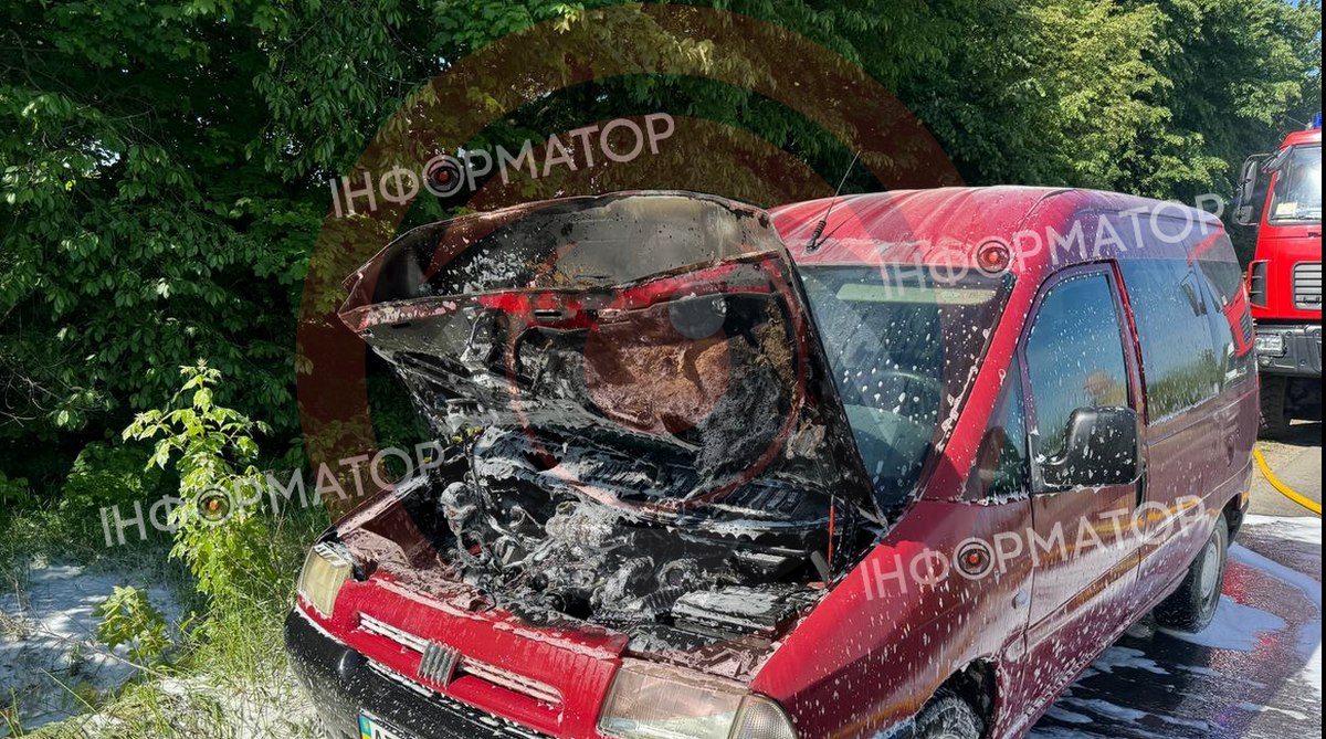 На Снятинщині посеред дороги загорівся автомобіль. ФОТО