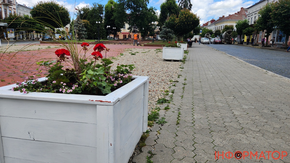 Перед ратушею у Коломиї облаштували 5 клумб | ФОТО, ВІДЕО