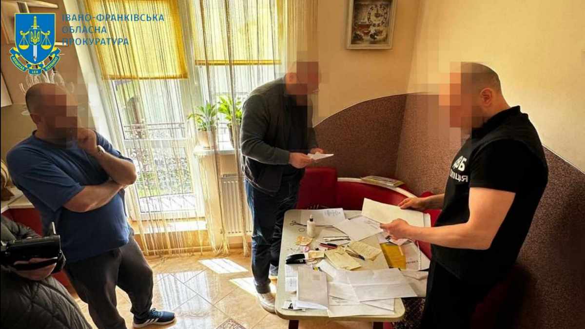 На Прикарпатті поліцейський взяв хабар за "виготовлення" посвідчення водія