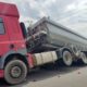 У Кутах вантажівка з'їхала з дороги та застрягла: рух об'їзною ускладнений