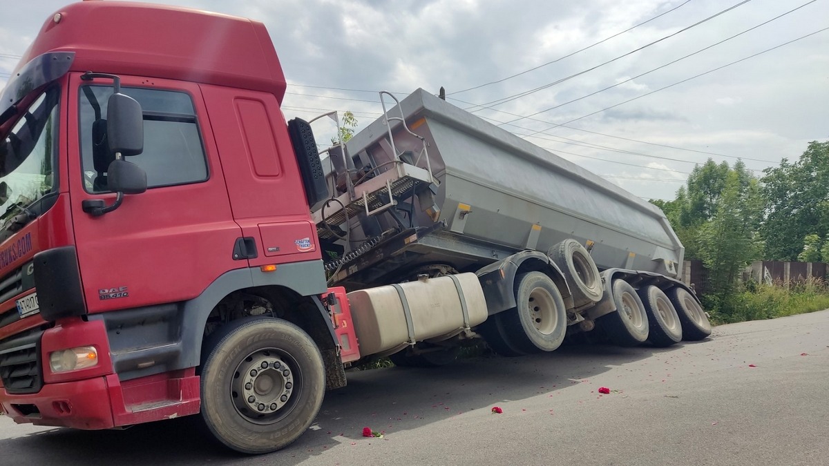 У Кутах вантажівка з'їхала з дороги та застрягла: рух об'їзною ускладнений