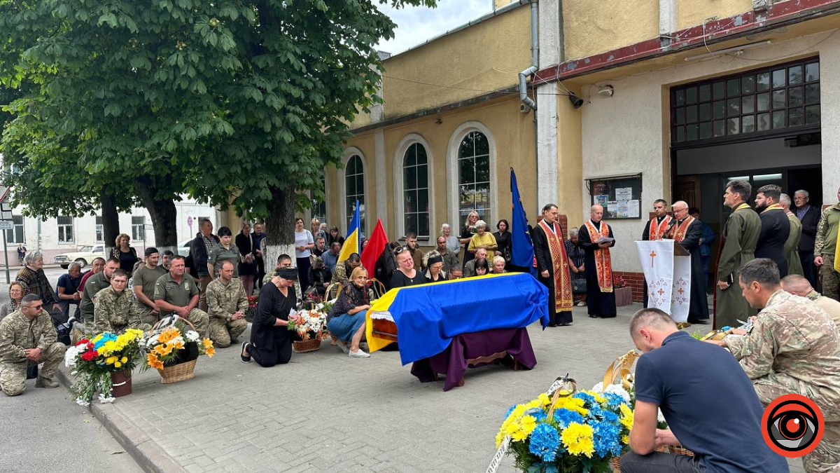 В Коломиї попрощалась із загиблим Героєм Андрієм Батурою. ФОТО