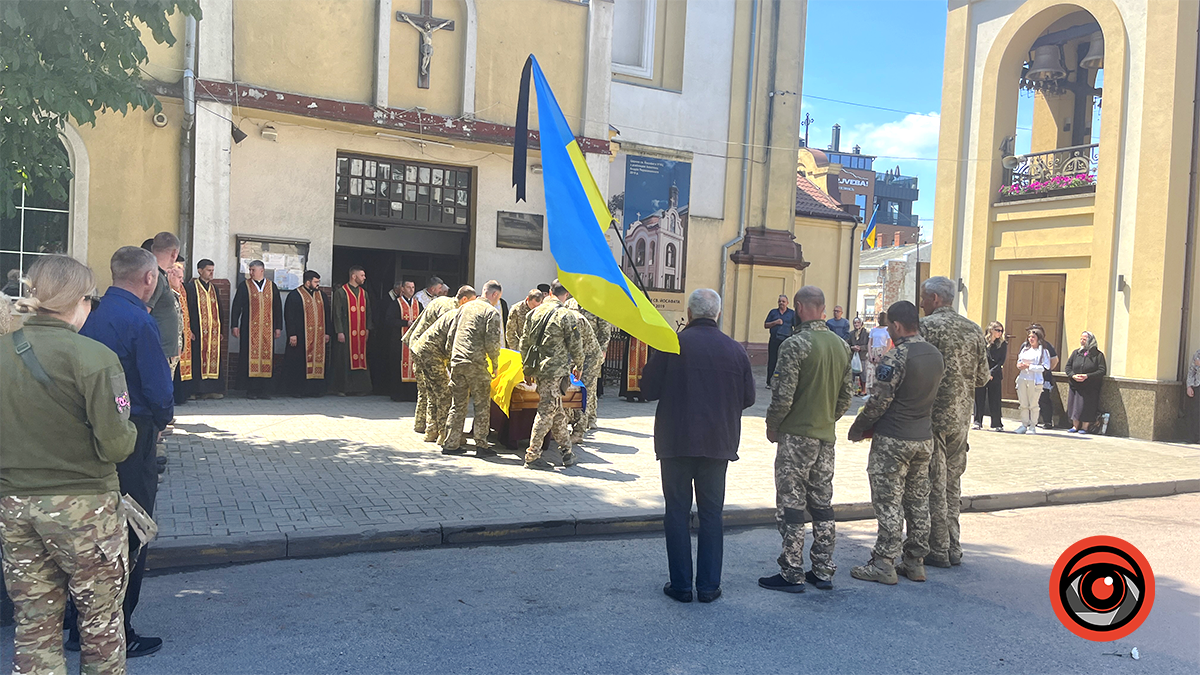 У Коломиї пройшла церемонія перепоховання загиблого воїна Віталія Кулінича