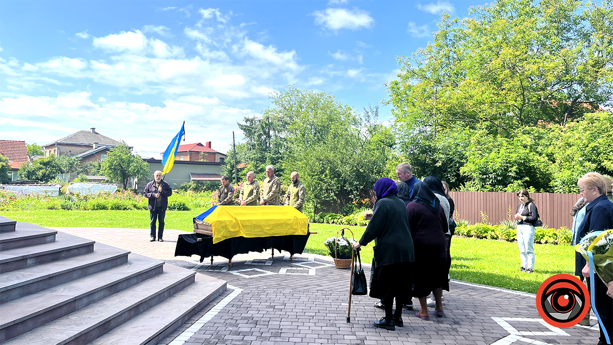 У Коломиї пройшла церемонія перепоховання загиблого воїна Віталія Кулінича