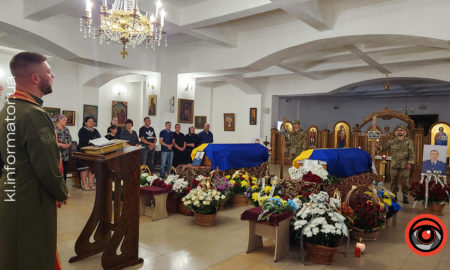 З квітами та навколішки на Коломийщині зустрічали загиблих захисників Василя Макарчука, Андрія Карпенюка та Віталія Черкаса