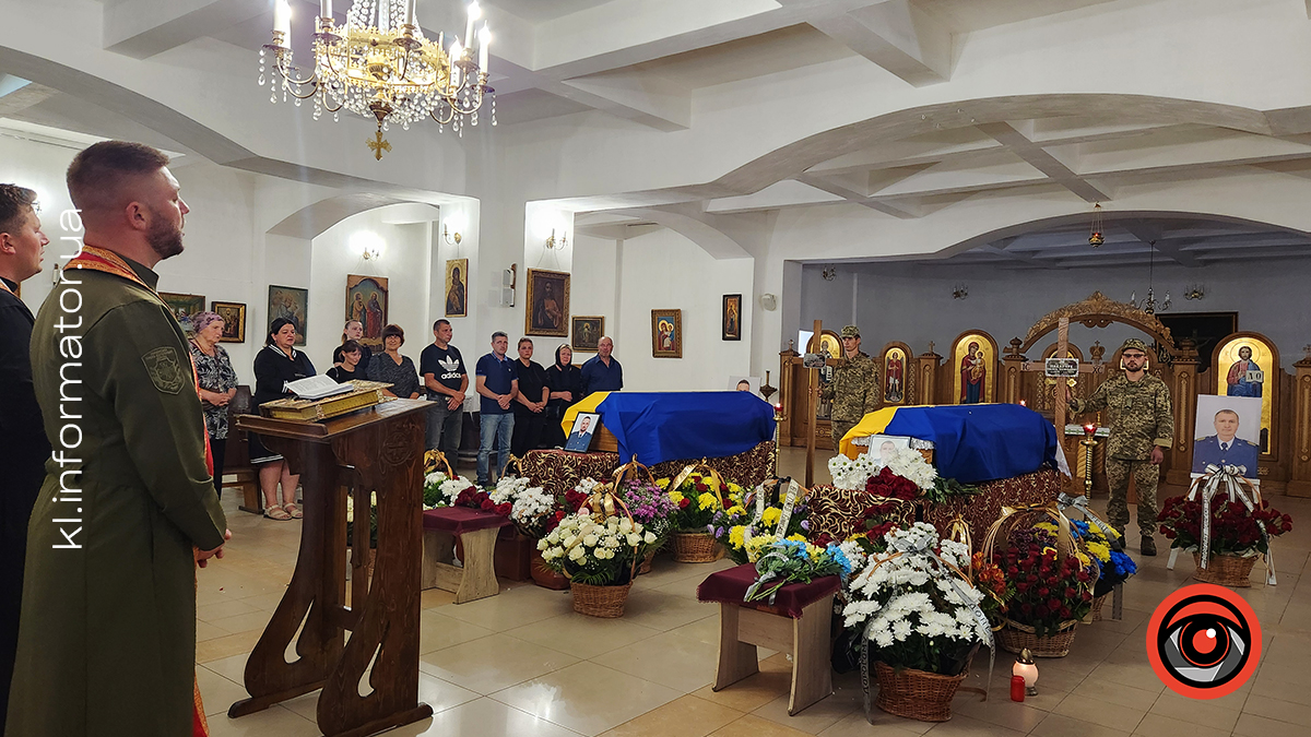 З квітами та навколішки на Коломийщині зустрічали загиблих захисників Василя Макарчука, Андрія Карпенюка та Віталія Черкаса