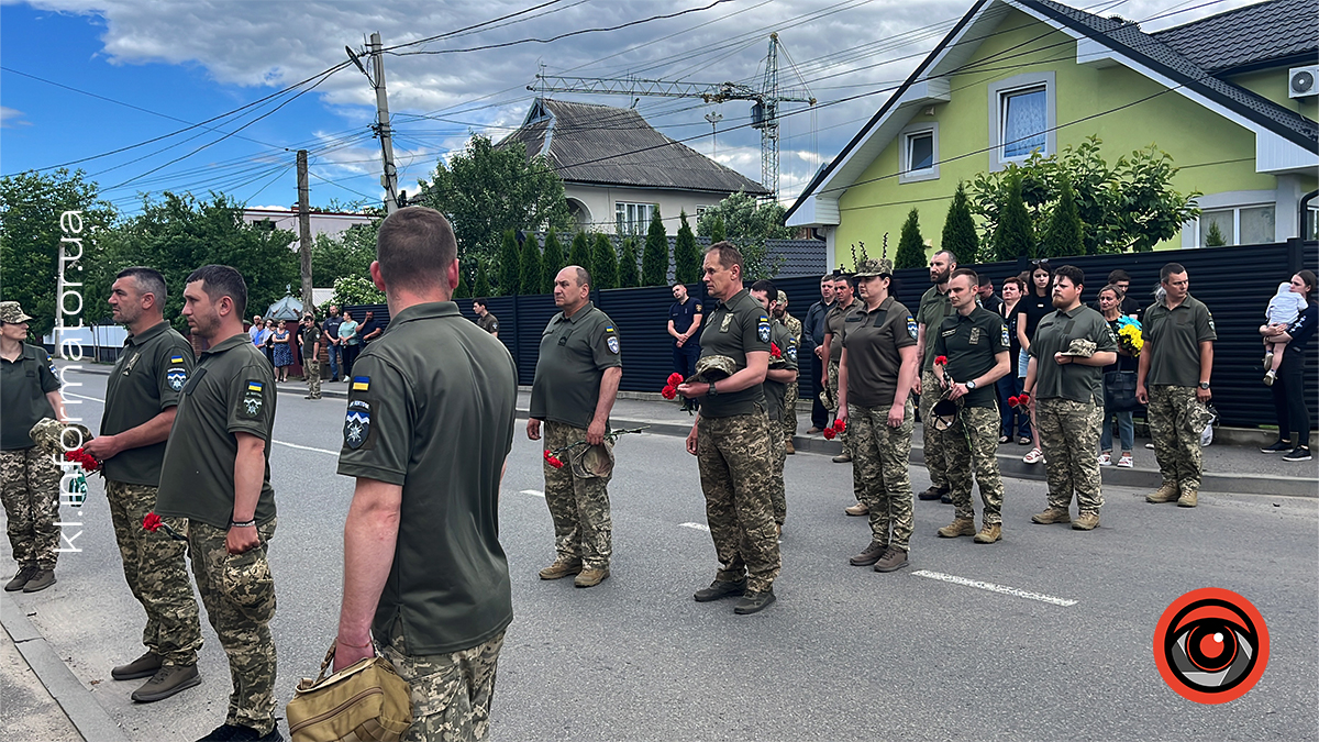 На щиті до Коломиї повернувся полеглий боєць Роман Венгльовський