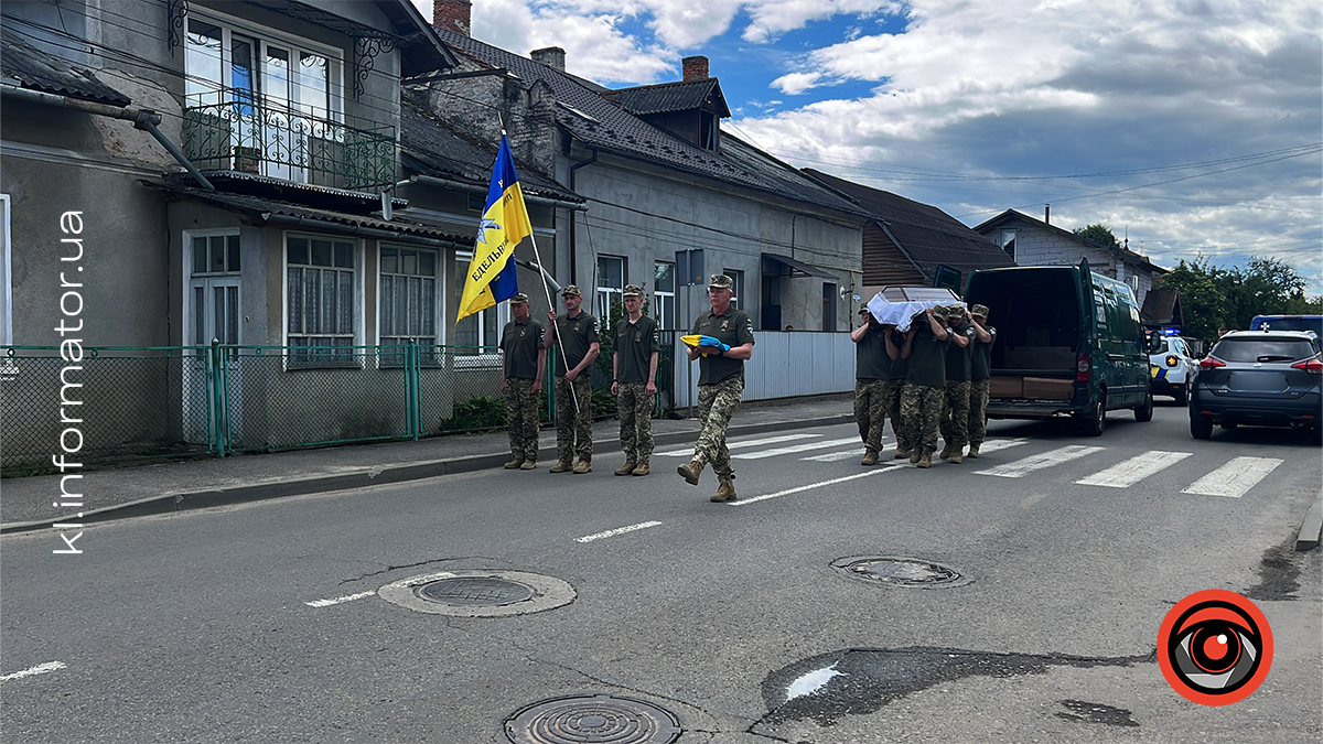 На щиті до Коломиї повернувся полеглий боєць Роман Венгльовський