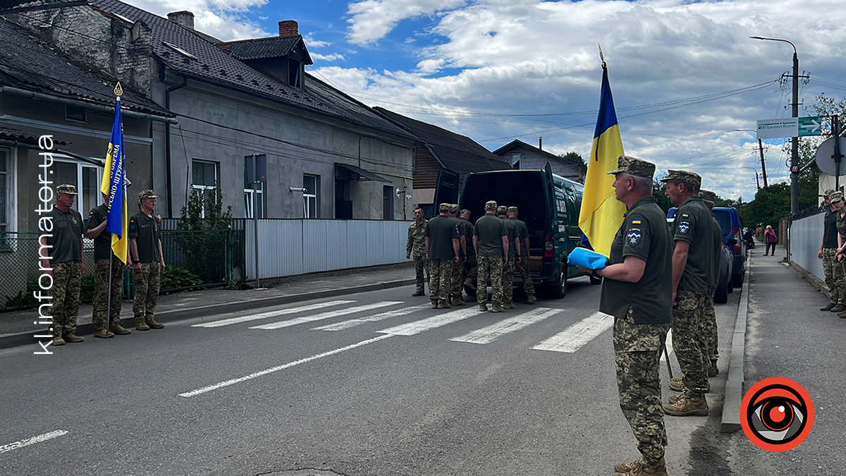 На щиті до Коломиї повернувся полеглий боєць Роман Венгльовський