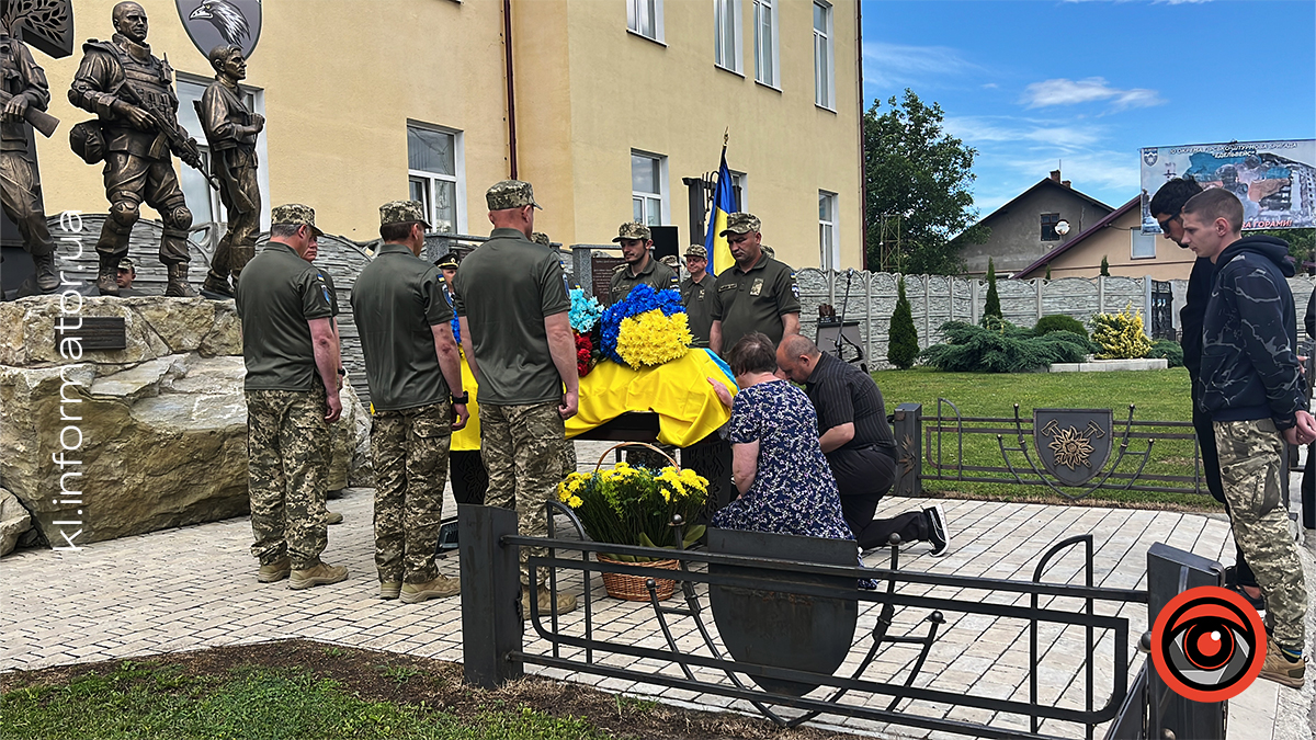 На щиті до Коломиї повернувся полеглий боєць Роман Венгльовський