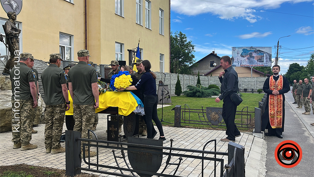 На щиті до Коломиї повернувся полеглий боєць Роман Венгльовський