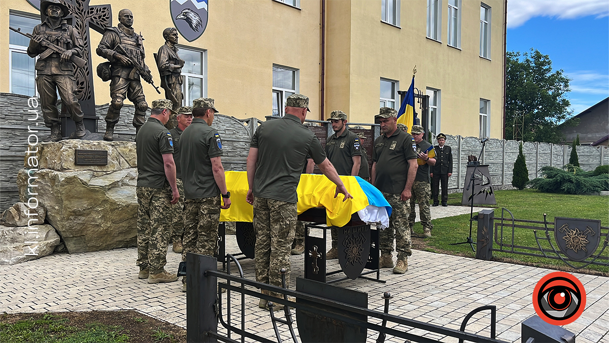 На щиті до Коломиї повернувся полеглий боєць Роман Венгльовський