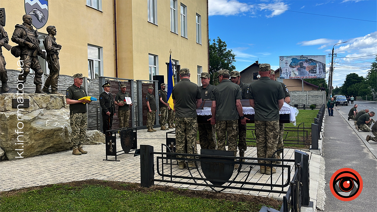 На щиті до Коломиї повернувся полеглий боєць Роман Венгльовський