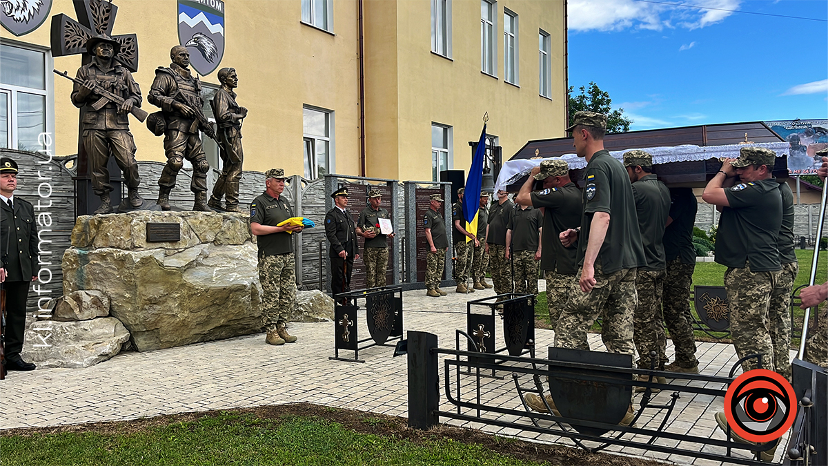 На щиті до Коломиї повернувся полеглий боєць Роман Венгльовський