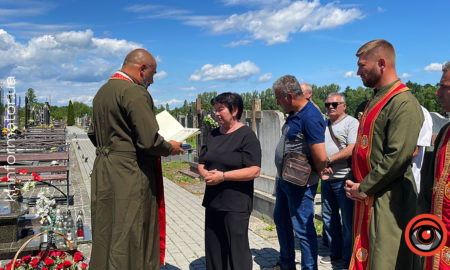 Матері Героя України, коломиянина Тараса Сенюка передали від митрополита Епіфанія орден та медаль