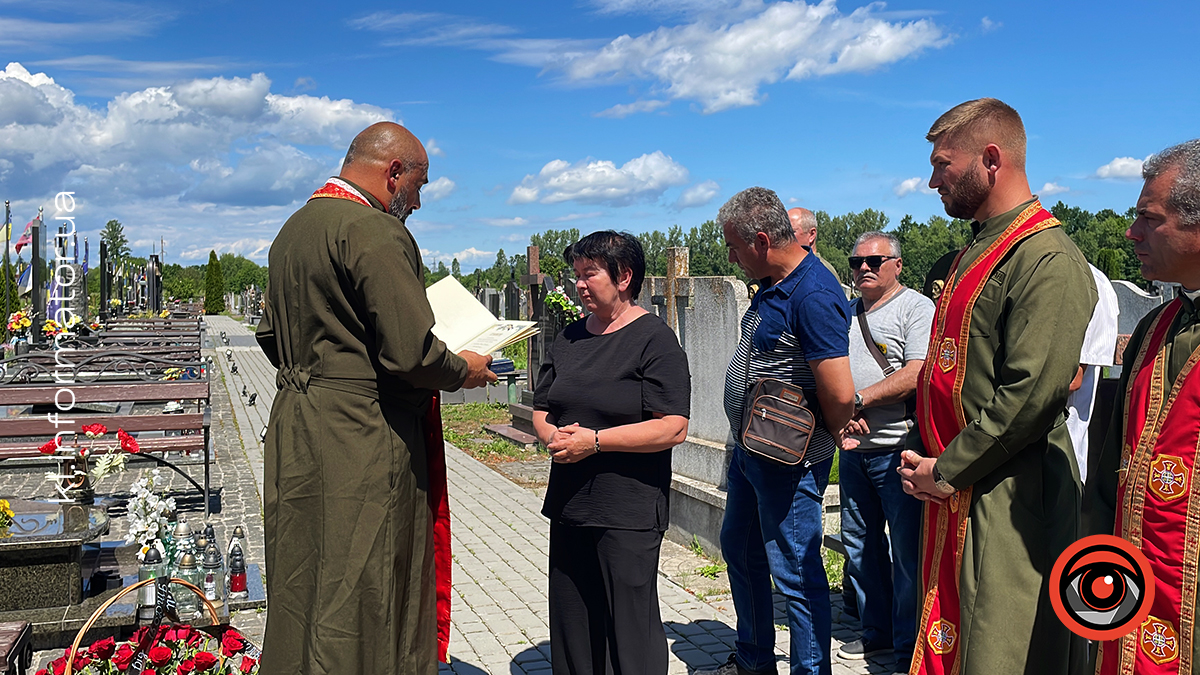 Матері Героя України, коломиянина Тараса Сенюка передали від митрополита Епіфанія орден та медаль