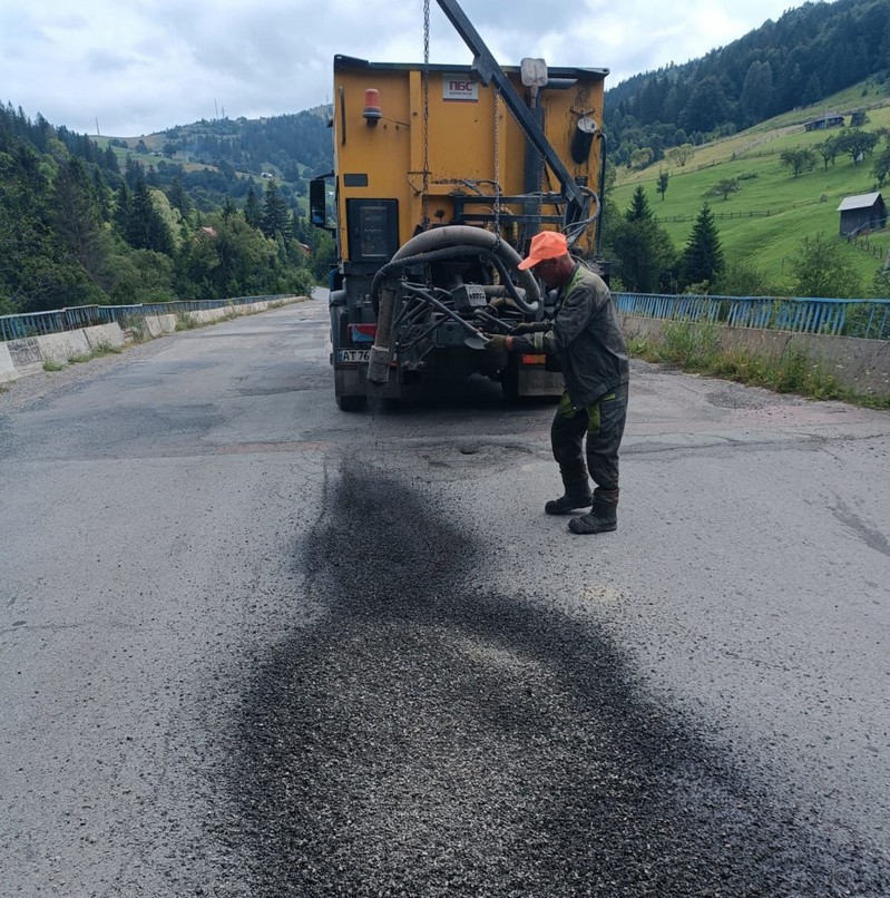 На дорогах Косівщини та Надвірнянщини проводять ремонтні роботи
