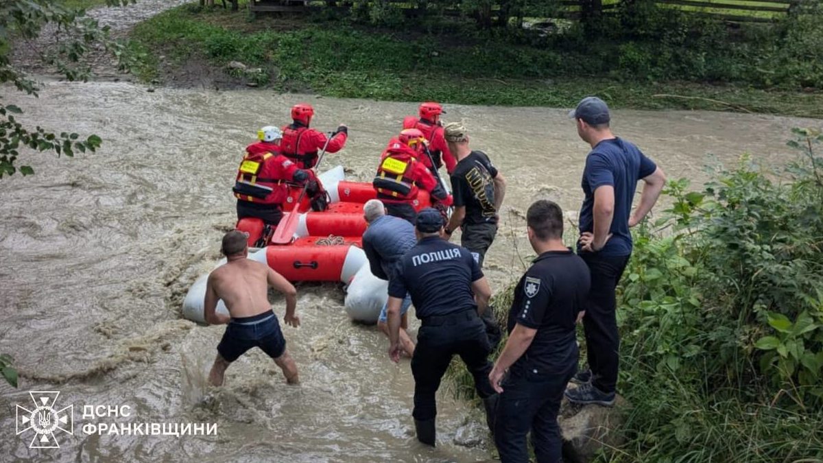 Переходили деревʼяний міст: на Косівщині матір з дітьми впала у річку, потонула дівчинка