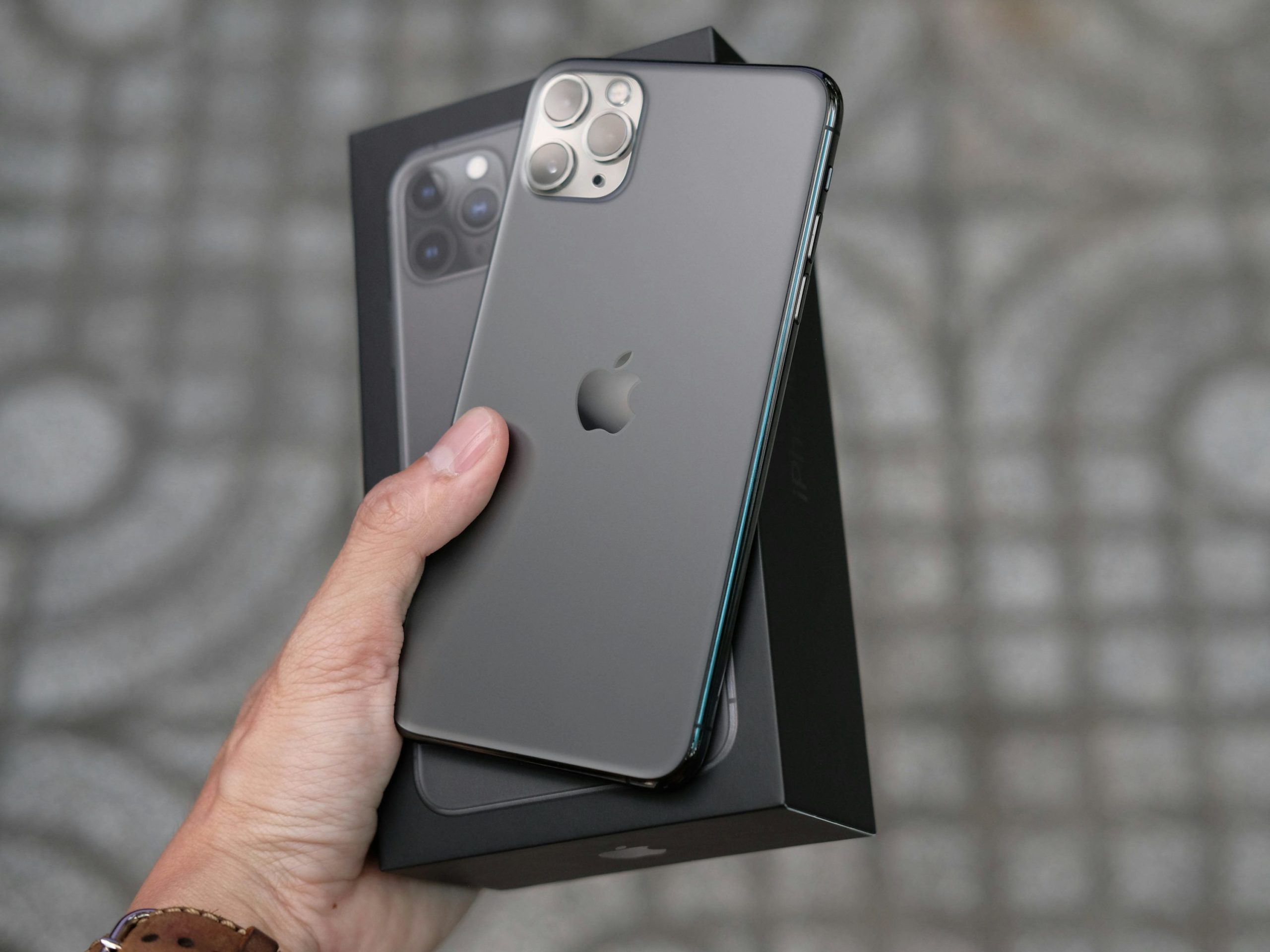 iPhone 11 Pro Max без переплат: Плюси та мінуси покупки вживаної моделі