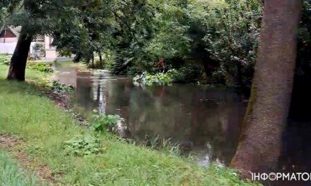 Внаслідок зливи у Коломиї вода річки Млинівки вийшли з берегів | ВІДЕО