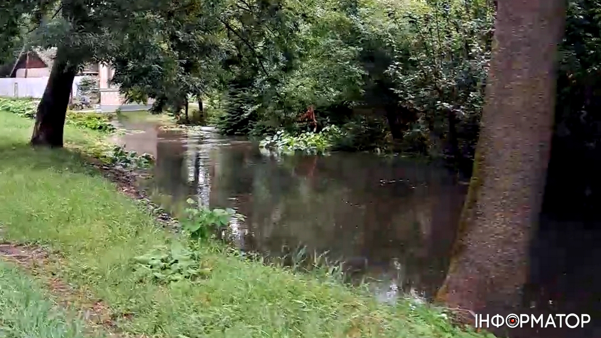 Внаслідок зливи у Коломиї вода річки Млинівки вийшли з берегів | ВІДЕО