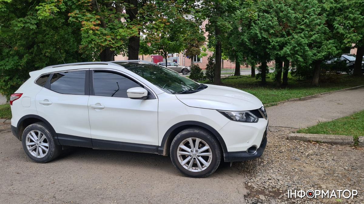 Стала і пішла: водійка у Коломиї залишила авто впоперек проходу сквером