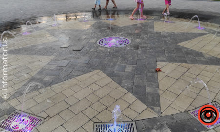 Діти, дивіться під ноги: фонтану біля Писанки лише 2 місяці, проте вже є пошкодження