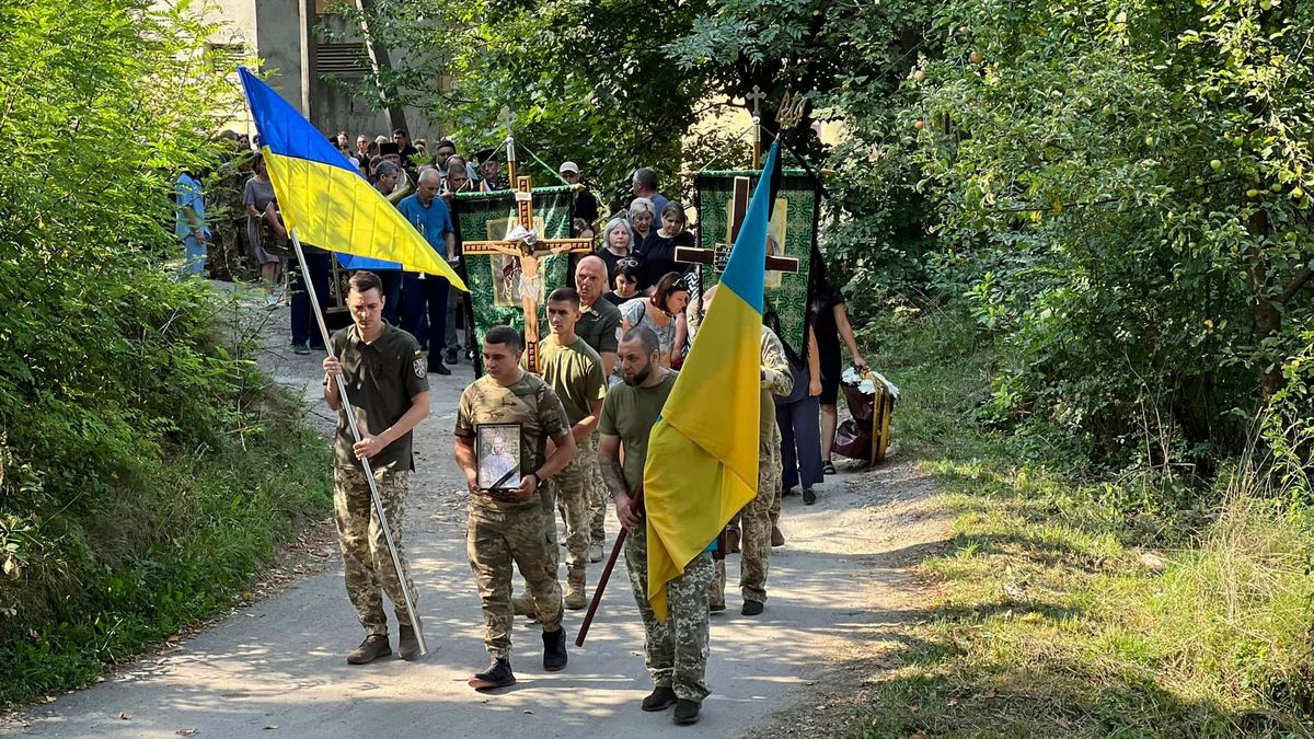 Громада Отинії провела в останню дорогу воїна Василя Назарука