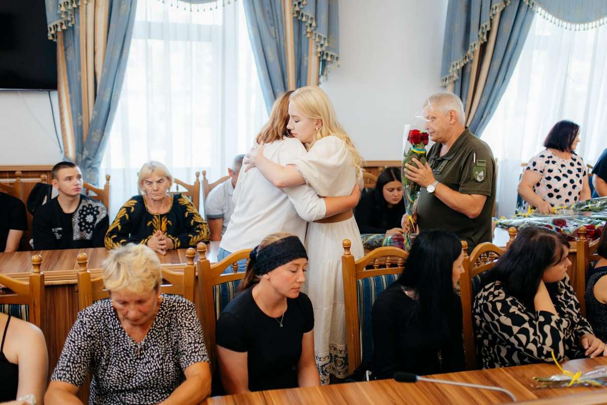 Двох захисників з Отинійщини посмертно нагородили почесними державними відзнаками