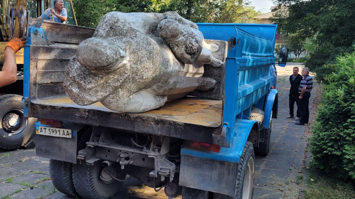 У Городенківській ТГ демонтували 2 радянські пам'ятники, загалом їх було майже 50