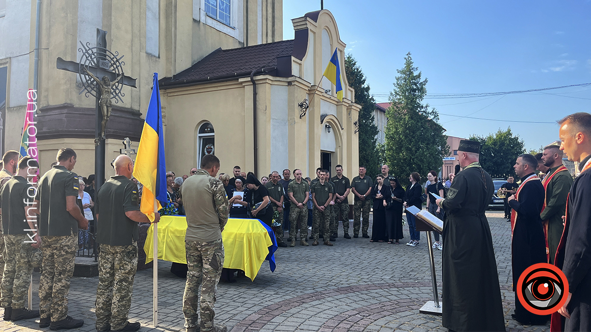 У Коломиї провели в останню дорогу 24-річного захисника Данила Нечволода