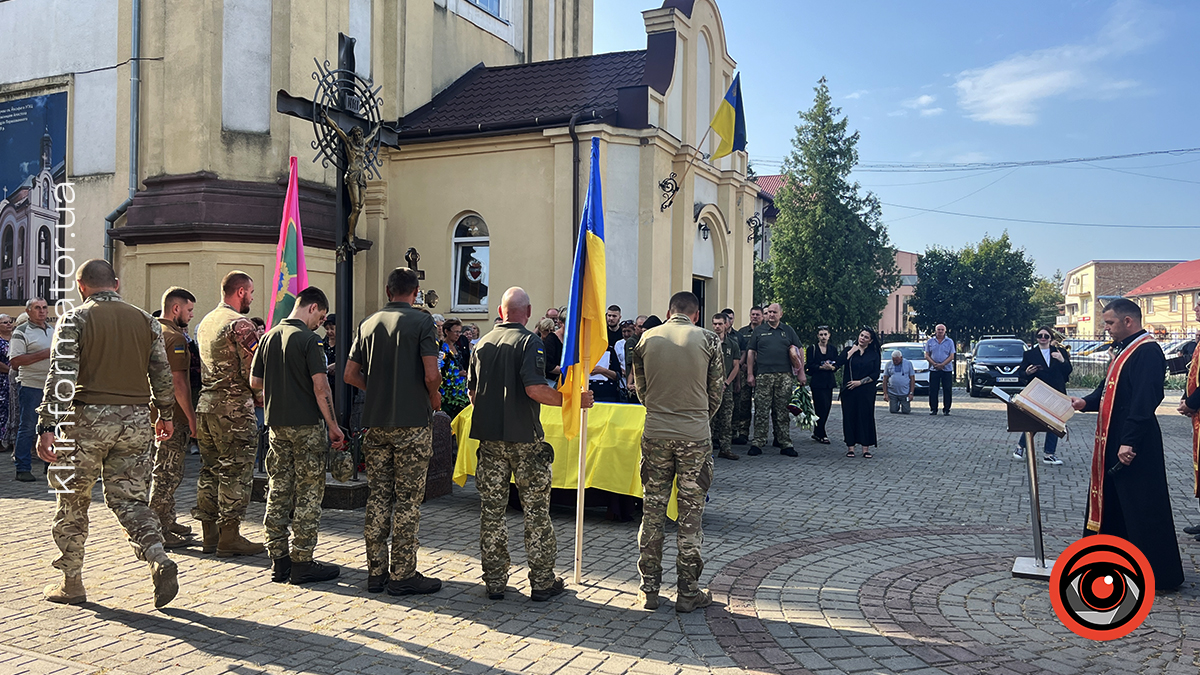 У Коломиї провели в останню дорогу 24-річного захисника Данила Нечволода