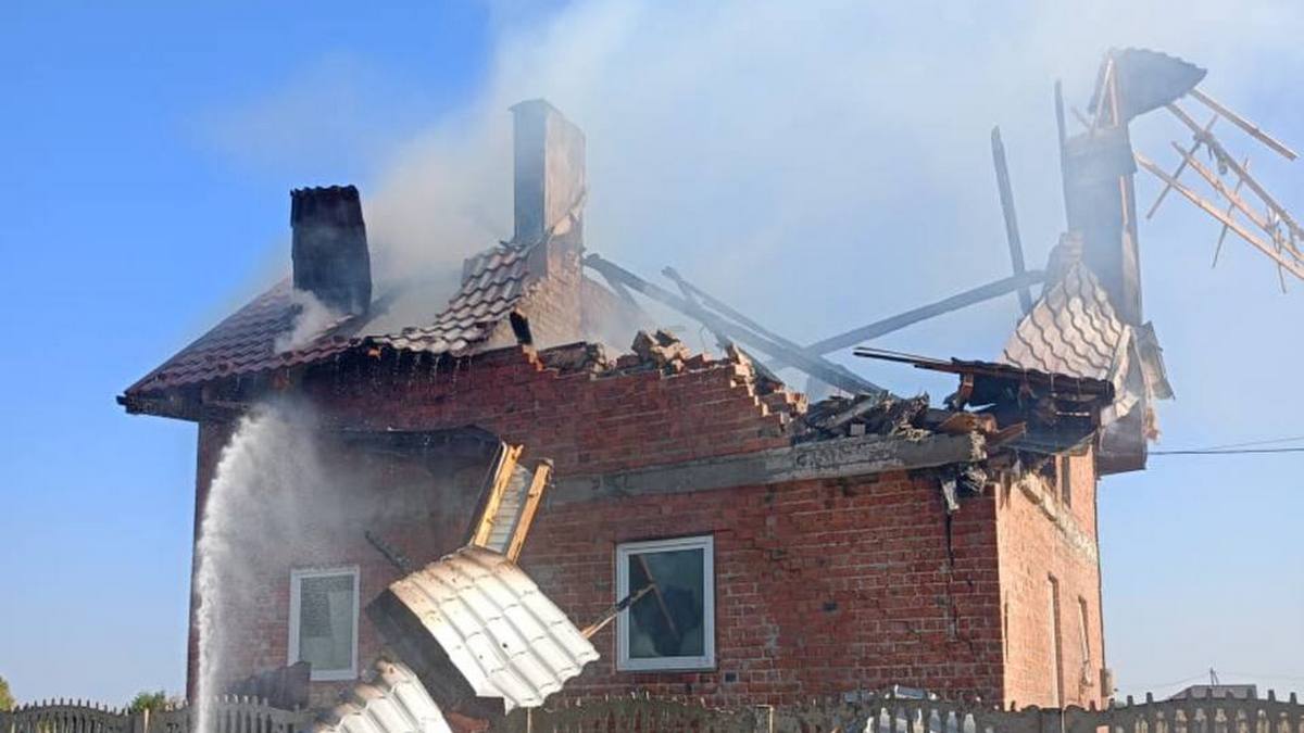 На Прикарпатті через падіння уламків ракет спалахнули пожежі