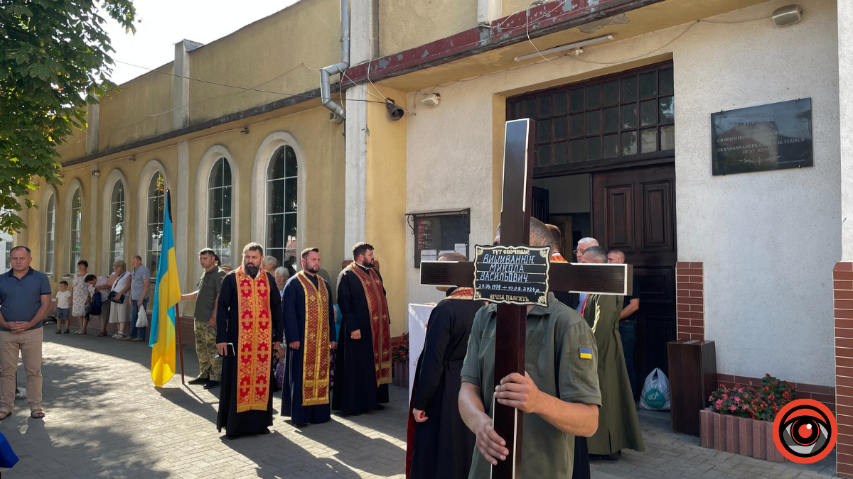 Коломия на колінах зустріла полеглого Героя Вишиванюка Миколу