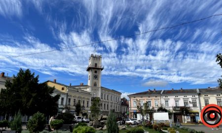 Дивовижне небо та ще трішки сонця: вересневе середмістя Коломиї. Фоторепортаж