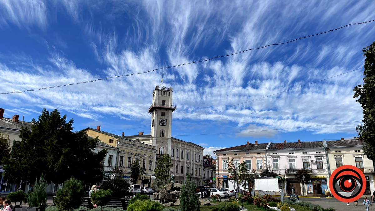 Дивовижне небо та ще трішки сонця: вересневе середмістя Коломиї. Фоторепортаж