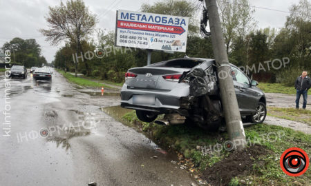 У Коломиї водій легковика врізався в бетонний стовп