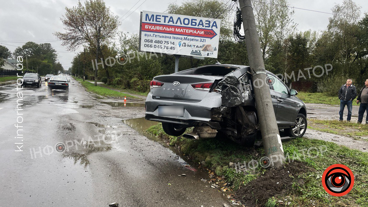 У Коломиї водій легковика врізався в бетонний стовп